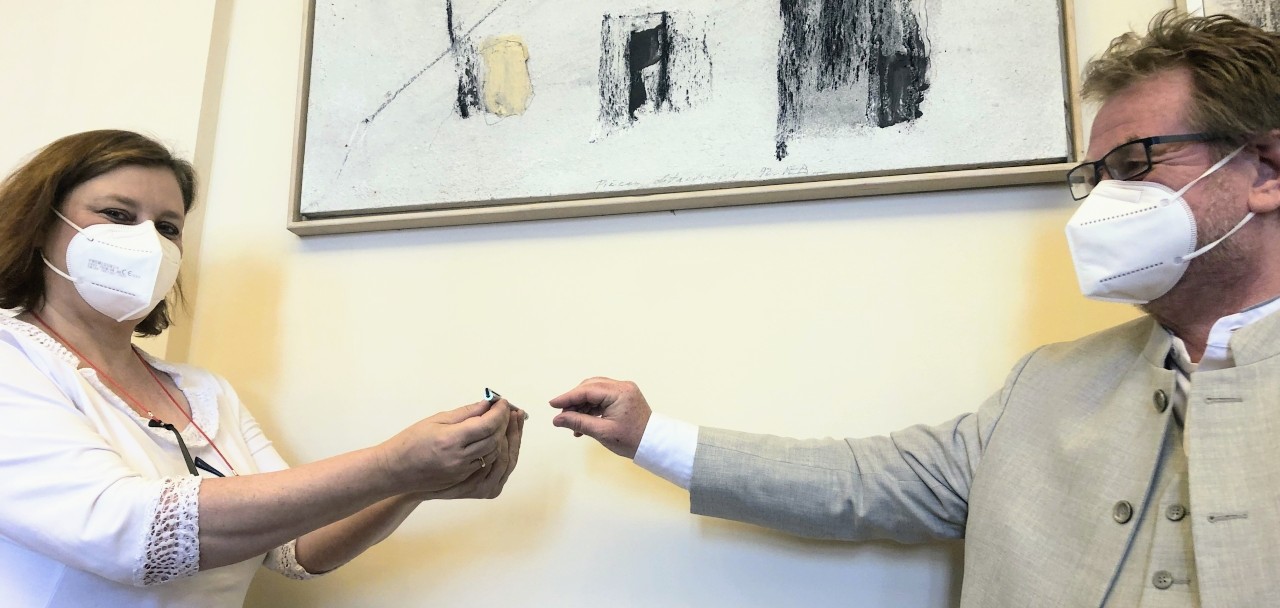 Prof. Dr. Carsten Busch übergibt die spitze Feder an die Abgeordnete Dr. Ina Czyborra Prof. Dr. Carsten Busch übergibt die spitze Feder an die Abgeordnete Dr. Ina Czyborra