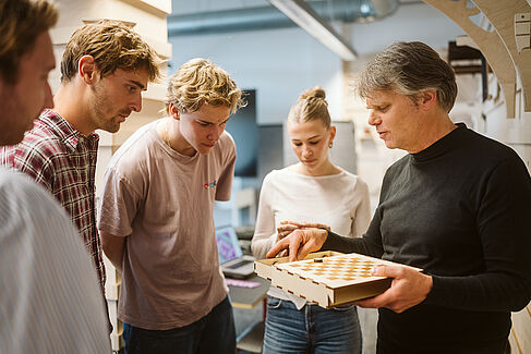 Professor mit Studierenden