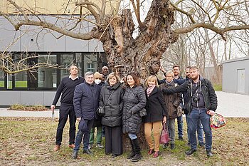 Gruppenfoto fürs Projektalbum © HTW Berlin Menschen vor einem Baum