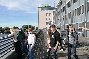 Oja-Teilnehmer*innen auf dem Campus der HTW Berlin © HTW Berlin/Handwerkskammer Berlin Menschen auf einer Dachterrasse