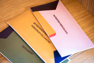 Gestaltete Informationsbroschüren zu Patientenverfügung, Vorsorgevollmacht und Testament.