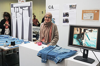 Infostand beim ClothingCareCafe Frau an einem Infostand