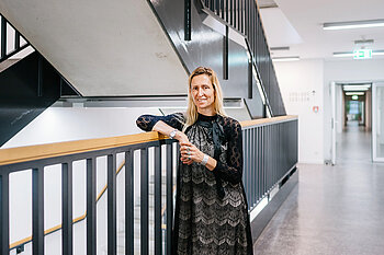 Prof. Dr. Anja Pfennig © HTW Berlin/Alexander Rentsch Anja Pfennig im Treppenhaus eines Gebäudes