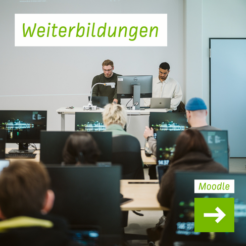 Kursteilnehmer*innen in einem Computerraum, vorne stehen zwei Dozenten am Lehrpult, oben ist „Weiterbildungen“ eingeblendet und unten rechts ein grünes Kachel-Symbol mit weißem Pfeil nach rechts, darüber steht das Wort "Moodle"