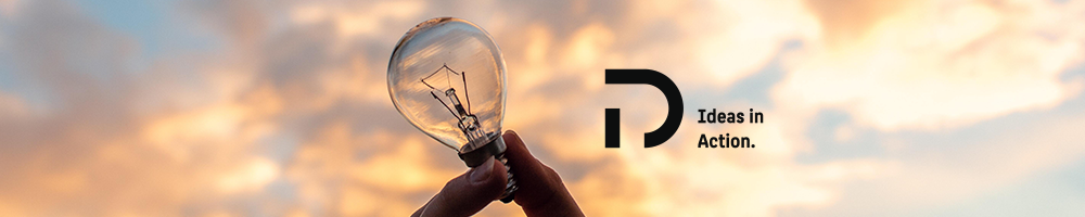 Eine Hand, die eine Glühbirne vor einem Himmelshintergrund hält. Das Logo von "Ideas in Aktion" ist auf der rechten Seite zu sehen.