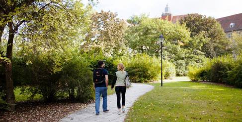 Zwei Studierende auf dem Campus Treskowallee