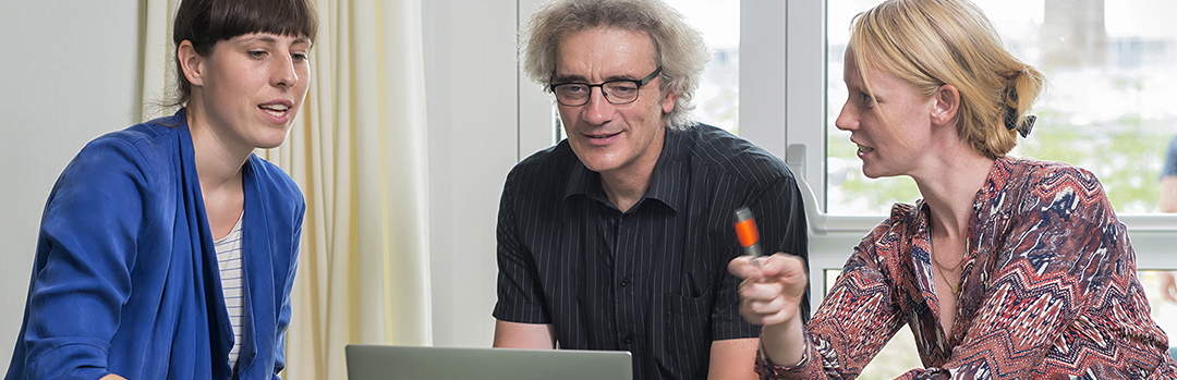 Beratung im Lehrenden-Service-Center © HTW Berlin/Florian von Ploetz Drei Personen sitzen vor einem Laptop und sprechen miteinander