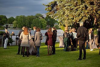 In Gruppen unterhalten sich die Besucher des Netzwerktreffens 2019