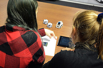 Studentinnen in Lernsituation an der htw