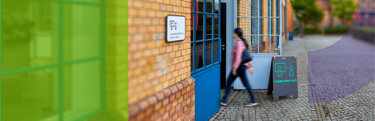 Eine Frau geht ins Lehrenden-Service-Center