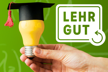 Nahaufnahme einer Hand, die eine Glühbirne hält vor einer grünen Tafel. Die Glühbirne hat einen Doktorhut auf. Über dem Bild liegt das LEHRGUT-Logo.