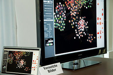 Zwei Bildschirme zeigen vernetzte Bilder aus einem Kooperationsprojekt „pixolu - Ein kollaboratives Bildsuchsystem zum Finden visuell und semantisch ähnlicher Bilder“ © HTW Berlin/Andrea Jaschinski