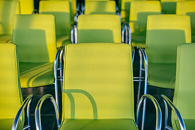 Stühle in HTW-Grün in einem Veranstaltungsraum der HTW Berlin © HTW Berlin/Alexander Rentsc