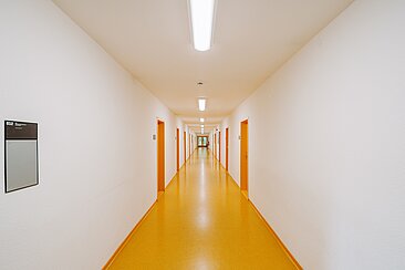 Weißer Büroflur in Gebäude E © HTW Berlin/Alexander Rentsch