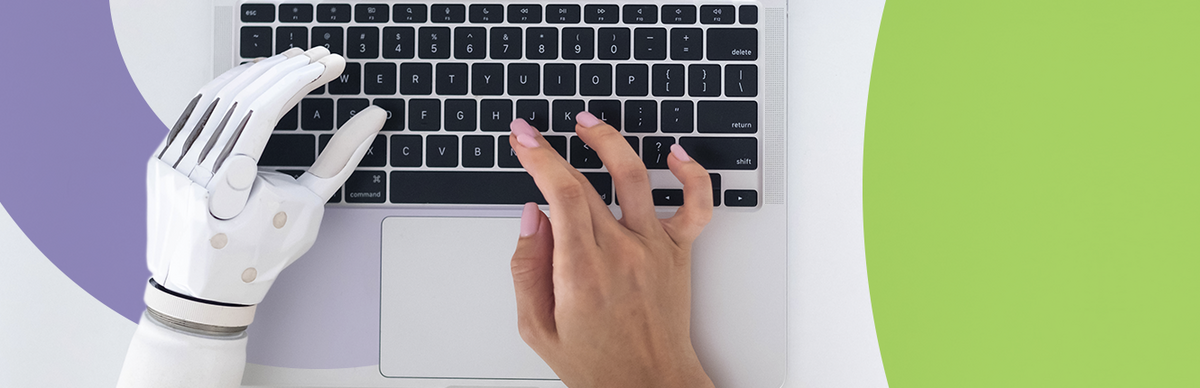Medienproduktion mit KI © HTW Berlin/LSC Menschliche Hand und weiße Roboterhand tippen gemeinsam auf Laptop-Tastatur