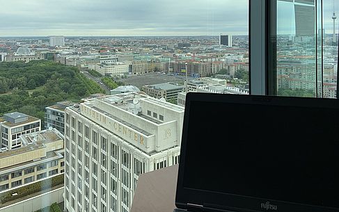 Blick nach draußen aus dem Deutsche-Bahn-Tower