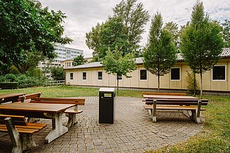 Fassade mit Sitzgelegenheiten rechte Seite