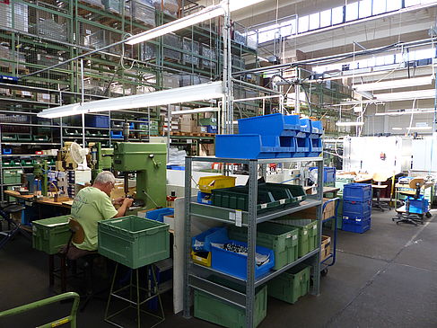 Blick auf einen Arbeitsplatz in der Fabrikhalle