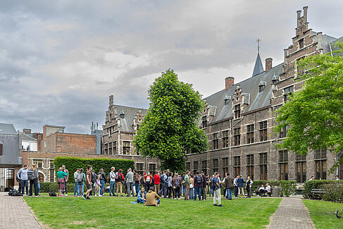Studierende auf dem Campus der Universität Antwerpen