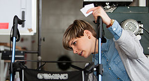 Researcher tests a rollator © HTW Berlin/Camilla Rackelmann Researcher tests a rollator