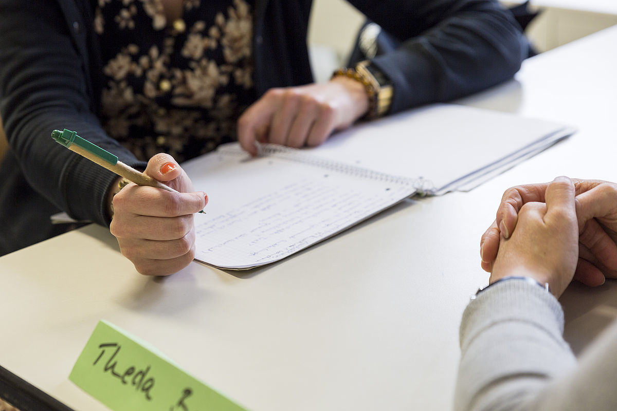 Zwei Studierende sitzen sich gegenüber © HTW Berlinzwei Studierende sitzen sich gegenüber