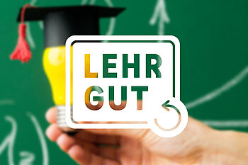 Logo „LEHRGUT“ vor grünem Hintergrund mit Glühbirne und Doktorhut, gehalten von einer Hand.