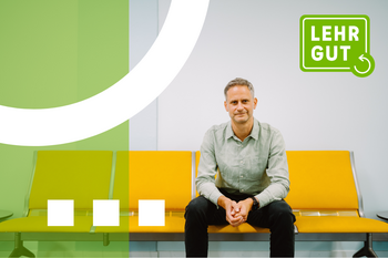 LEHRGUT Interview mit Jörn Scheuren © HTW Berlin/Alexander Rentsch Jörn Scheuren sitzt auf gelber Bank vor weißer Wand mit grünem Logo 'LEHRGUT' in der rechten oberen Ecke. Auf dem Bild liegen grafische Schmuckelemente in Grün und Weiß.