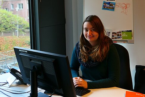 Rebecca am Arbeitsplatz