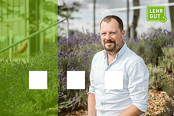 Mann mit hellem Hemd sitzt in einem Lavendelfeld vor einem modernen Gebäude. Links grüne Farbfläche mit den drei Quadraten vom Lehrenden-Service-Center. Rechts klare Darstellung der Person bei sonnigem Wetter und das LEHRGUT-Logo in der oberen rechten 