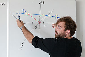 Tutor erklärt eine mathematische Formel am Whiteboard © HTW Berlin/Nina Zimmermann Tutor erklärt eine mathematische Formel am Whiteboard