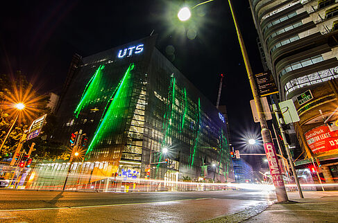 Nachtfotografie des modernen Designgebäudes der University of Technology Sydney © iStock.com - Bundit Minramun
