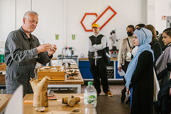 Laboringenieur zeigt Studieninteressierten etwas