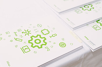 Weiße Mappen mit grünem Logo der HTW Berlin © HTW Berlin / Alexander Rentsch Weiße Mappen mit grünem Logo der HTW Berlin