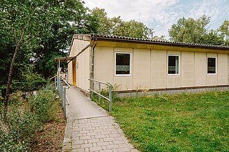Fassade mit Rampe rechte Seite