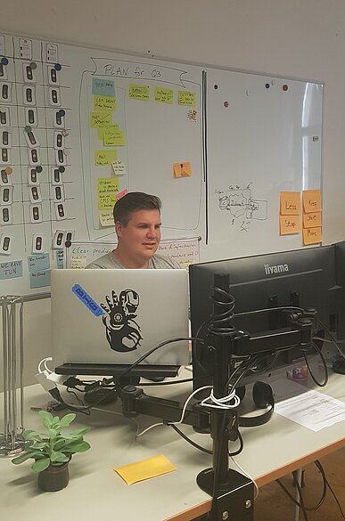 Dennis am Computer im Büro