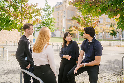 students on Wilhelminenhof Campus; foto: HTW Berlin, Alexander Rentsch