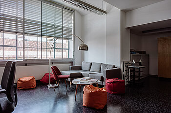 Sitting area at the Wilhelminenhof Campus © HTW Berlin/Alexander Rentsch