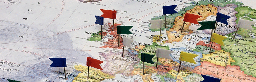 Europakarte mit Fähnchen