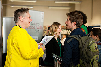 Arbeitgeberin und Student bei einem Karriere-Event
