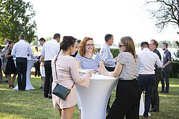 Gruppengespräche an Stehtischen beim Netzwerktreffen 2018