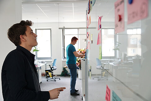 Emil Schoenawa am Whiteboard