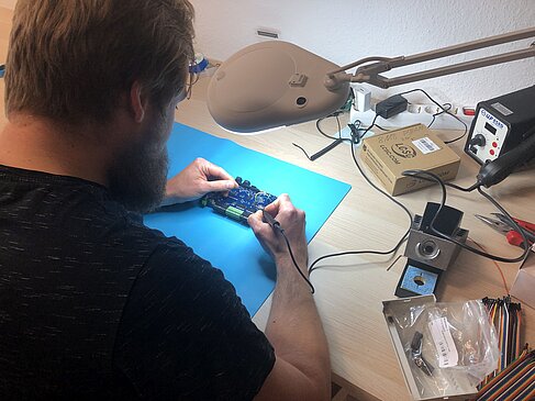 Johannes Thiele am Labor-Arbeitsplatz