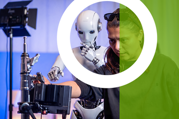 Medienproduktion mit KI © HTW Berlin/Tobias Golla & Lala Miñoso Kamerafrau neben humanoidem Roboter vor Kameraausrüstung in Studio