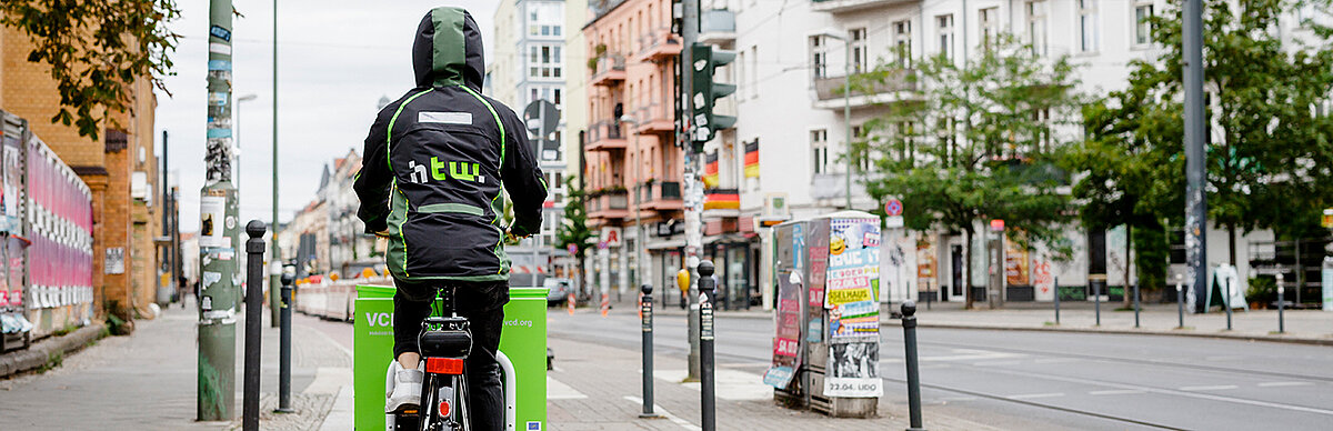 Radfahrer im Kiez Oberschöneweide © HTW Berlin/Nikolas Fahlbusch Radfahrer im Kiez Oberschöneweide