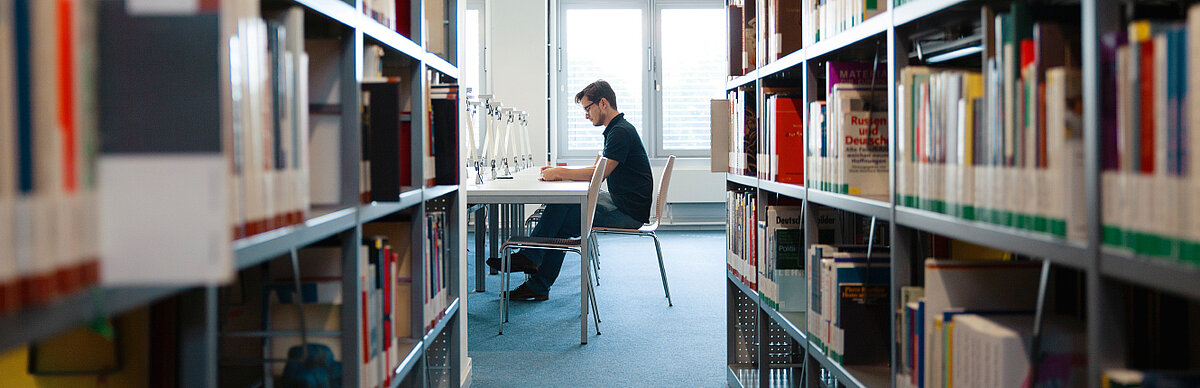 Student in der Bibliothek