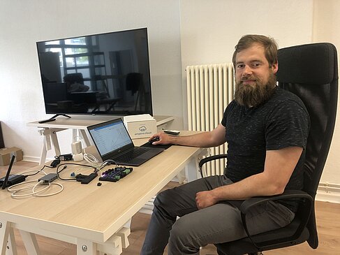 Johannes Thiele an seinem Arbeitsplatz
