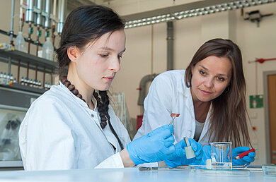 Forscherinnen bei der Untersuchung von Konstruktionsmaterialien auf ihr mögliches Schädigungspotential im Laborkomplex „Konservierung und Restaurierung“ © HTW Berlin/Christoph Eckelt