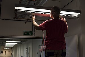 Hausmeister bei Reparaturarbeiten 