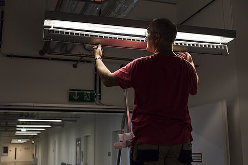 Hausmeister bei Reparaturarbeiten