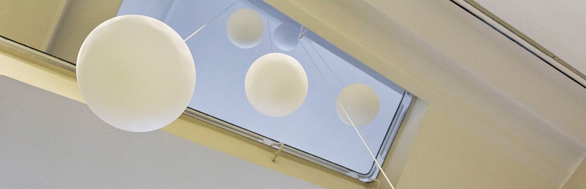 Lampen in einem Treppenaufgang der HTW Berlin © HTW Berlin/Alexander Rentsch